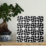 Azulejo Ilusión óptica Patrón Geométrico Blanco Y Negro<br><div class="desc">Diseño cerámico decorativo moderno con un diseño de mosaico de formas geométricas y blancas sobre un fondo negro. Textura con efecto de ilusión óptica.</div>