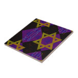 Azulejo Imagen temática de Hanukkah de SlipperyJoe's dorad<br><div class="desc">Imagen temática de Hanukkah de SlipperyJoe's dorado amarillo Estrella de David velas azules con llamas naranjas arte inspirado en la menorá regalo idea identidad judía espiritualidad festividad retro patrón simétrico audaz fondo enrejado con forma de diamante combina tradición y diseño vibrante efecto de tablero de ajedrez púrpura y negro celebración...</div>