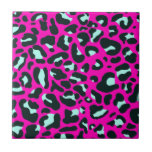 Azulejo Impresión de animales de leopardo de chita rosado<br><div class="desc">Siempre de moda color sólido rosa caliente. Safari salvaje y huella animal de la jungla. Moda moderna,  gueparita fina,  piel leopardo con estampado animal en menta blanca y pastel y color rosa. Pequeña huella animal de leopardo de chita.</div>