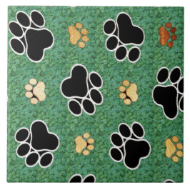 Azulejo Impresión de garras negras sobre césped verde