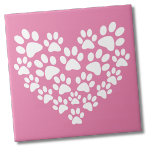 Azulejo Impresión de la hoja rosa del corazón corto<br><div class="desc">Este adorable diseño de la huella de una pata con un fondo rosa brillante y huellas de pata blanca formando una forma cardíaca es una adición versátil y encantadora para los amantes de las mascotas en diversos ambientes. Perfecto para expresar amor por los amigos peludos, esta impresión puede transformarse perfectamente...</div>