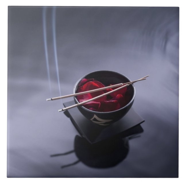 Azulejo Incienso ardiente encima del cuenco de pétalos (Frente)