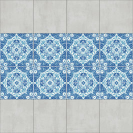 Azulejo intrincado azul y blanco con motivo floral