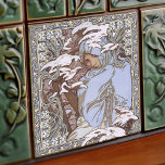 Azulejo Invierno de Alphonse Mucha 4Temporadas Art Nouveau<br><div class="desc">Esta cerámica forma parte de un conjunto de cuatro (Invierno - Cuatro Temporadas) inspirado en la icónica era Art Nouveau del reconocido artista checo Alphonse Mucha. Mucha es ampliamente reconocida como una de las principales diseñadoras de Art Nouveau y es conocida por sus colaboraciones con la legendaria actriz Sarah Bernhardt....</div>