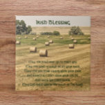 Azulejo Irlanda: Bendeciendo a los heno bales en un campo<br><div class="desc">Baldosas de cerámica con una tradicional bendición irlandesa impresa en escritura verde,  estilizada,  junto con la imagen de una granja llena de balas de heno. Seleccione su tamaño de mosaico. Hace un regalo para la familia y los amigos.</div>