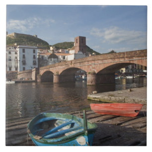 Azulejo Italia, Cerdeña, Bosa. Vista de la ciudad a lo la