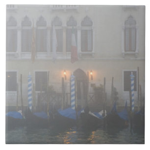 Azulejo Italia, Venecia. Una fila de góndolas vistas a tra