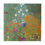 Azulejo Jardín de flores (por Gustav Klimt)<br><div class="desc">Este diseño presenta una pintura del artista austriaco Gustav Klimt (1862-1918). Se trata de una representación de un hermoso jardín florido al estilo típico impresionista de Klimt. Las flores casi parecen desbordarse, y es imposible no sentirse animadas por su belleza. El trabajo original se terminó en 1907 y su título...</div>
