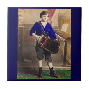 Azulejo Joven acordeonista de los años 20 RPPC