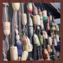 Juguetes de pesca en mosaico decorativo de edifici