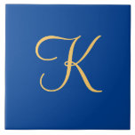 Azulejo K inicial de color dorado sobre fondo azul oscuro<br><div class="desc">K inicial de color dorado sobre fondo azul oscuro</div>