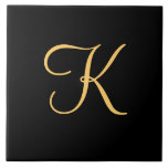Azulejo K inicial de color dorado sobre fondo negro<br><div class="desc">K inicial de color dorado sobre fondo negro</div>