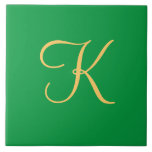 Azulejo K inicial de color dorado sobre fondo verde sólido<br><div class="desc">K inicial de color dorado sobre verde sólido</div>