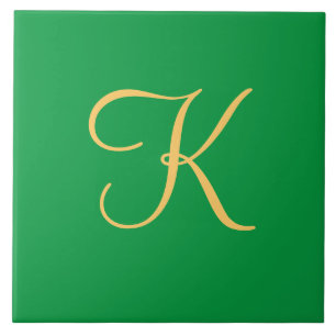 Azulejo K inicial de color dorado sobre fondo verde sólido