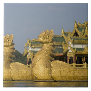 Azulejo Karaweik Hall es un punto de referencia en Rangún