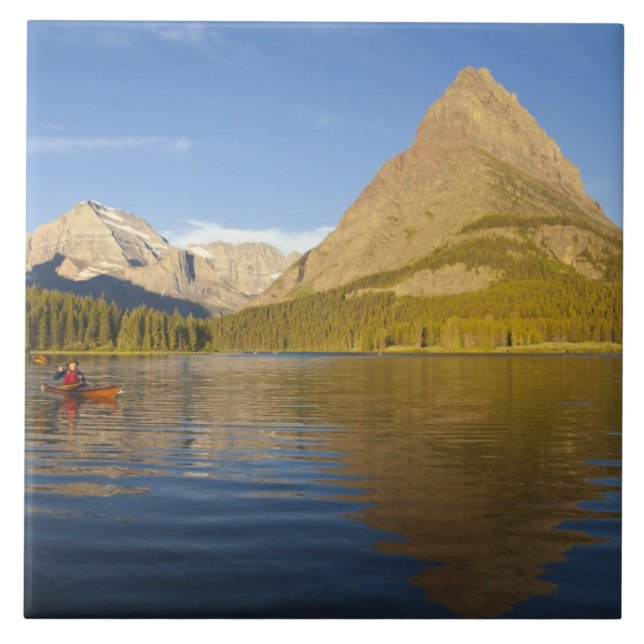 Azulejo Kayak en Swiftcurrent Lake al amanecer en (Frente)