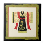 Azulejo Kimono japonés tradicional con impresión floral<br><div class="desc">Nancy Slocum creó esta encantadora imagen de un Kimono japonés tradicional con un sash rojo profundo. El fondo del kimono es negro con una hermosa huella floral. ¡Dale esto como regalo o compre por ti mismo!</div>