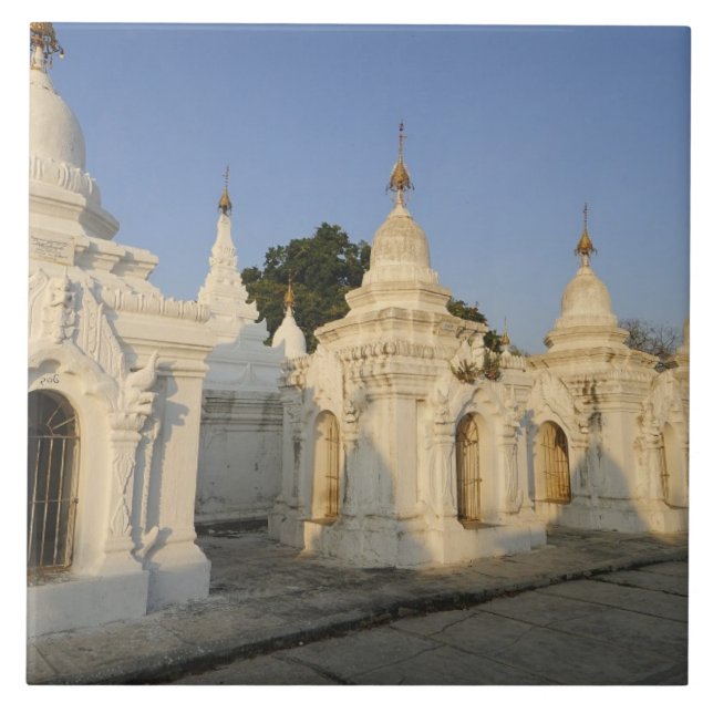 Azulejo Kuthodaw Pagoda en Mandalay, conocida como la (Frente)