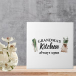 Azulejo La cocina de la abuela moderna siempre está abiert<br><div class="desc">Bienvenidos a la Cocina de la Abuela, donde el amor y la calidez están siempre en el menú! Encanta a tu abuela favorita con este encantador regalo de Zazzle. Ya sea por el Día de la Madre, su cumpleaños, o solamente para mostrar aprecio, este reflexivo artículo seguro traerá una sonrisa...</div>