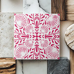 Azulejo La cocina de la cocina de la zona costera roja de<br><div class="desc">Un cautivador patrón rojo y blanco adornado con conchas,  capturando la esencia del estilo tradicional portugués y las influencias del arte azteca,  con un toque moderno. Este diseño combina la simetría minimalista con el encanto audaz y geométrico dibujado a mano.</div>