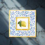 Azulejo "La Dolce Vita" Diseño limón mediterráneo italiano<br><div class="desc">Trae un toque de elegancia mediterránea a tu tema boda "La Dolce Vita" con este hermoso diseño de baldosas. Con un limón amarillo vibrante enmarcado por acentos dorados y rodeado por un patrón clásico de hojas azules, este versátil diseño es perfecto para una decoración boda, carteles o keepsakes. Ideal para...</div>