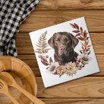 Azulejo Labrador de chocolate recuperador de guirnalda oto<br><div class="desc">Un hermoso retrato de un Recuperador de Labrador de Chocolate se sitúa en el centro de una corona de otoño de bonito en tonos marrones,  canela y crema. Todo está colocado sobre un fondo blanco.</div>