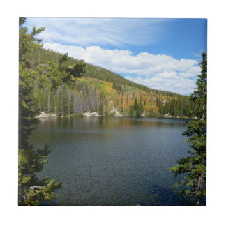 Azulejo Lago Bear en el Parque Nacional de las Montañas Ro