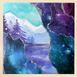 Azulejo Lago y bosque de nieve mágico morado y Verde azula<br><div class="desc">¿Soñando con una cabaña nevada en un bosque de montaña? Este diseño púrpura y verde azulado semi-abstracto presenta una escena montañosa nevada con un lago y árboles, enmarcado por un marco falso purpurina morado y verde azulado. Es como si estuvieras teniendo un vistazo desde una cortina purpurinoso o a través...</div>