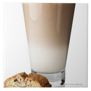 Azulejo Latte de Caffe con biscotti, en el fondo blanco,
