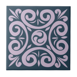 Azulejo Lavanda con un patrón intrincado azul