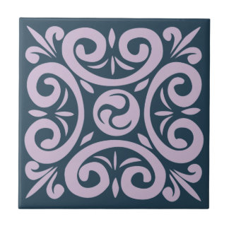 Azulejo Lavanda con un patrón intrincado azul