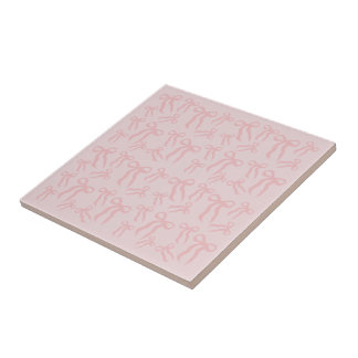 Azulejo Lazos de cinta rosa boho sobre fondo rosa suave