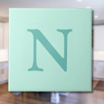 Azulejo Letra inicial de color turquesa claro, azul menta<br><div class="desc">Letra inicial de color turquesa claro, color azul menta pastel de moda. Puedes elegir agregar tu inicial o la inicial de un ser querido. Ya sea un regalo sincero para alguien cercano a ti o un capricho personal, la elección es tuya. También puedes eliminar la personalización y disfrutar del diseño...</div>