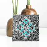 Azulejo Líneas geométricas geométricas de color blanco tur<br><div class="desc">Esta cerámica muestra una fascinante mezcla de estética moderna y atemporal. El fondo presenta un patrón dinámico que recuerda a las rayas de cebra, con líneas alternas en blanco y negro de grosor variable. Esto crea un telón de fondo visualmente llamativo para el patrón geométrico simétrico en el centro de...</div>