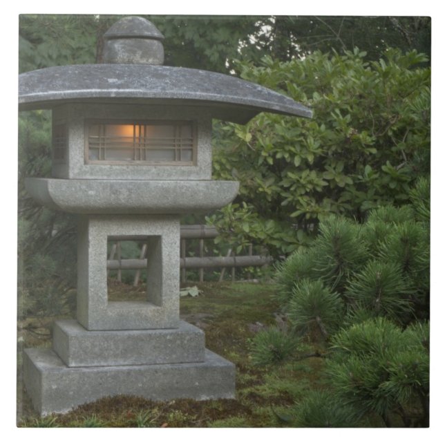 Azulejo Linterna de piedra iluminada en el jardín japonés (Frente)