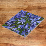 Azulejo Lirio azul del Nilo Agapanthus Floral<br><div class="desc">Baldosa cerámica que muestra una foto de las flores azules con forma de campana de la Lily del Nilo,  también conocida como Agapanthus. ¡Un bonito diseño floral! Seleccione su tamaño de mosaico. ¡Hace un trivet de cocina de bonito!</div>