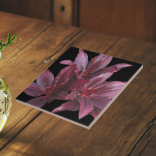 Azulejo Lirios Asiáticos Rojo Oscuro sobre Floral Negro