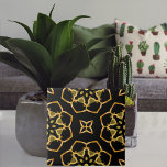 Azulejo Lujoso oro lujoso y mosaico marroquí negro<br><div class="desc">Elegante diseño de cerámica con un patrón impecable de formas geométricas en finos tonos dorados sobre un fondo negro.</div>