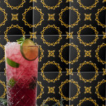 Azulejo Lujoso y brillante patrón elegante oro y negro<br><div class="desc">Elegante diseño de cerámica con un patrón impecable hecho de formas geométricas de oro falsas sobre un fondo negro.</div>