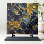 Azulejo Luxurioso Marina Profunda Azul Oro Abstracto Orgán<br><div class="desc">Esta cautivadora cerámica decorativa tiene un diseño abstracto que recuerda a las estructuras celulares orgánicas o a los complejos patrones que se encuentran en la naturaleza. Las formas entrelazadas se asemejan a los cortes transversales de las células vegetales o el peine de miel, pasando del azul marino profundo a los...</div>