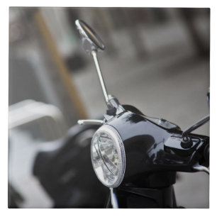 Azulejo Madrid, scooter negro Vespa