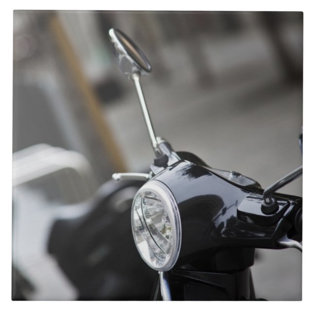 Azulejo Madrid, Vespa scooter negra (Frente)