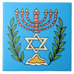 Azulejo Magen persa David Menorah<br><div class="desc">Esta imagen fue adaptada de una antigua teja judía persa y cuenta con una menorah con un Magen David (Estrella de David) enmarcado por ramas de olivo. Se han conservado las imperfecciones de la imagen original pintada a mano.</div>