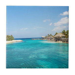 Azulejo Magnífica playa tropical azul con cabañas de paja