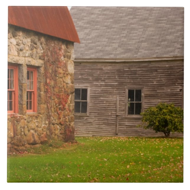 Azulejo Maine, edificio de piedra viejo y granero de (Frente)