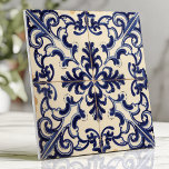 Azulejo Majólica azul y blanca rusa<br><div class="desc">Esta baldosa rústica presenta un diseño tradicional mallorquín blanco y azul, con detalles florales y de enrollamiento. Su melindroso acabado aporta un auténtico toque de época, perfecto para los estilos mediterráneo, casero o clásico de decoración. El patrón simétrico crea un aspecto cohesivo y atemporal, lo que lo convierte en una...</div>