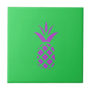 Azulejo manzana de pino púrpura en verde.