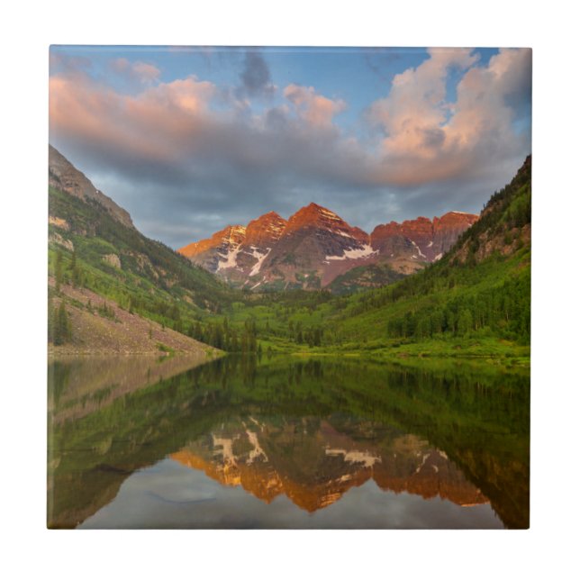 Azulejo Maroon Bells se refleja en el tranquilo lago Maroo (Frente)
