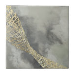 Azulejo Matriz de nube<br><div class="desc">Cloud Matrix II de Jennifer Goldberger. Presenta una forma dorada, parecida a la malla, contra un fondo gris de tipo nube que contrasta.</div>