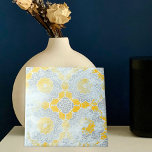 Azulejo Medallón beige amarillo con aspecto de piedra<br><div class="desc">Diseño cerámico de cerámica con mosaicos de medallón amarillo y beige de piedra angustiada.</div>